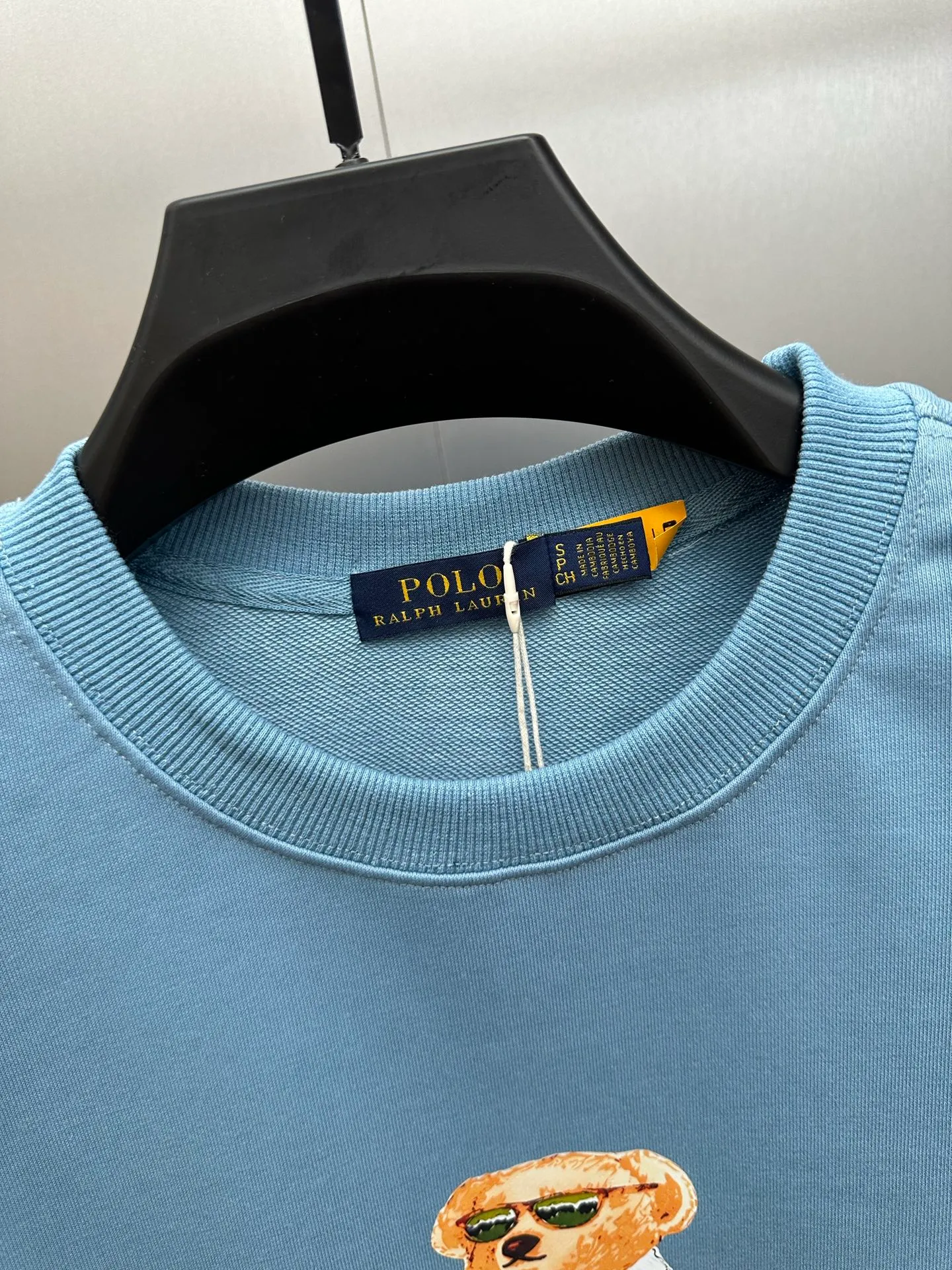 P250 RalphLauren/Ralph Lauren 2025 new autumn and winter bear letter printed terry sweatshirt Ralph Lauren's age-reducing item, the coat fabric is made of 60% cotton➕40% polyester, which not only retains the softness, comfort and breathability of cotton, but also adds the wear resistance and wrinkle resistance of polyester fiber, making the clothes more durable and easy to care for. Even in slightly cooler weather, you won't feel stuffy when wearing it. This kind of fabric has a natural crisp feel and is not easy to pill or deform. The bear on the chest is printed with English letters. It is full of color, full of three-dimensionality, and lifelike, adding a bit of liveliness and interest to the whole sweatshirt. There is no pressure to dress, regardless of age or gender. Complete accessories!  Color: Cailan Size: S M L XL